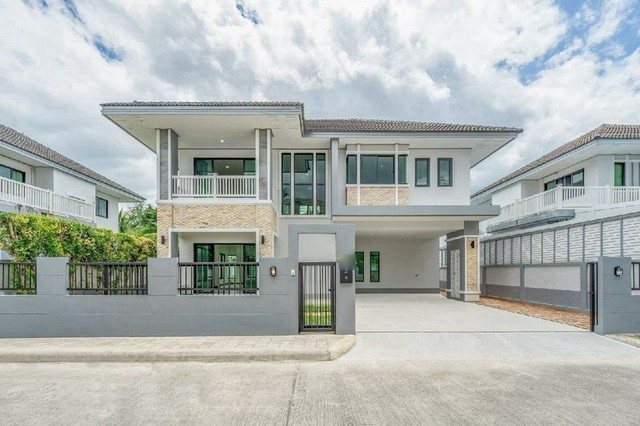 บ้านเดี่ยว 2 ชั้น รีโนเวทใหม่ พร้อมเข้าอยู่ ทำเลดี หางดง
