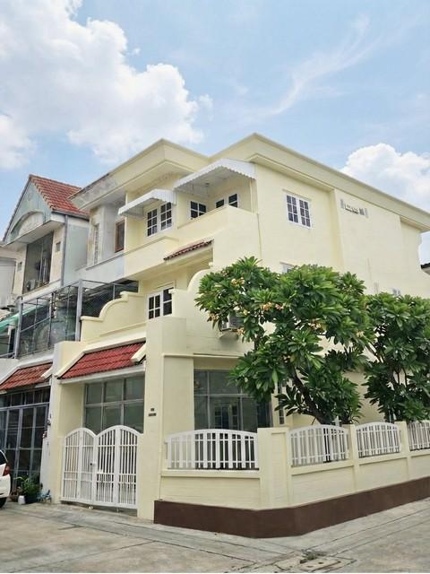 HR 1839 ขายทาวน์โฮม 3 ชั้นหลังมุม 4 ห้องนอน ย่านโชคชัย 4 สตรีวิทยา 2 รีโนเวทพร้อมเข้าอยู่ ใกล้โรงเรียนสตรีวิทยา 2