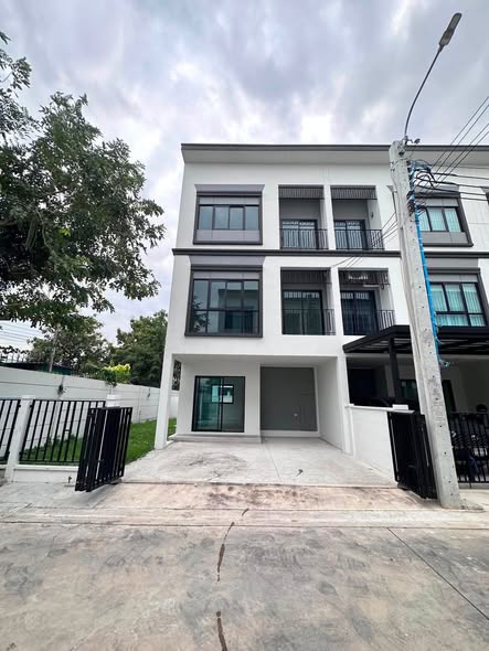 ขายทาวน์โฮม 3 ชั้น หลังมุม 4 ห้องนอน หมู่บ้านลุมพินี ทาวน์เพลส สุขุมวิท–ศรีนครินทร์ สุขุมวิท 113 ใกล้ BTS สำโรง