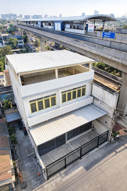 คุณคือคนแรก ถ.สุขุมวิท 107 BTSแบริ่ง 1.4กม. อาคาร 4 ชั้น  5นอน 3 น้ำ  อาคารสำนักงาน 2 คูหา135 ตร.ว.540 ตร.ม.