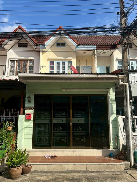 ขายทาวน์เฮ้าส์ 2 ชั้น 18 ตรว. หมู่บ้านสินธานี 1 ซอยนวมินทร์ 93 ปากซอยหมู่บ้านมีท็อปนวมินทร์