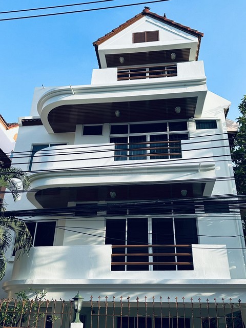 ให้เช่าบ้านเดี่ยว 4 ชั้น 5 ห้องนอน ย่านพร้อมพงษ์ ซอยสุขุมวิท 31 ตกแต่งพร้อมเฟอร์นิเจอร์ ใกล้ BTS พร้อมพงษ์ Emporium ** รับ Air Bnb