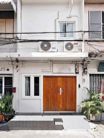 BH4330 เซ้งตึกแถวใกล้ถนนข้าวสาร 700 เมตร พร้อมทำธุรกิจ เฟอร์นิเจอร์และอุปกรณ์ครบ