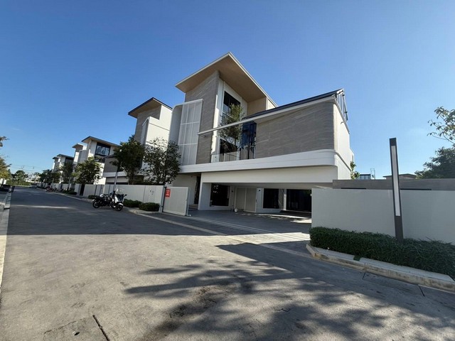 LV53413 ให้เช่า VIVE New Krungthep Kreetha บ้านเดี่ยวหรูดีไซน์ใหม่ 3 ชั้น พร้อมลิฟต์ส่วนตัว