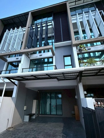 LV53602 ให้เช่าTownhome Luxury 3.5 ชั้น โครงการ Blesstown Sukhumvit 50 หน้าบ้านวิวสวน โล่ง โปร่ง เป็นส่วนตัว ไม่ชนบ้านใคร