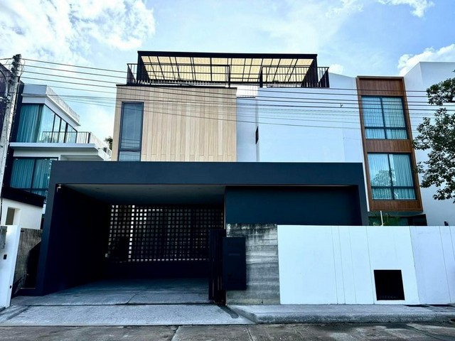 Pool villa 3 ชั้น หลังใหญ่ เฟอร์นิเจอร์ครบ สไตล์โมเดิร์น เจ็ดยอด