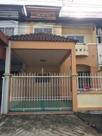 ให้เช่าทาวน์เฮาส์ 2 ชั้น หมู่บ้านมัณทิรา ซอยรามคำแหง160 ซอยมิสทีน โครงการมีสระว่ายน้ำ เข้า-ออกได้หลายทาง ใกล้ทางด่วนมอเตอร์เวย์
