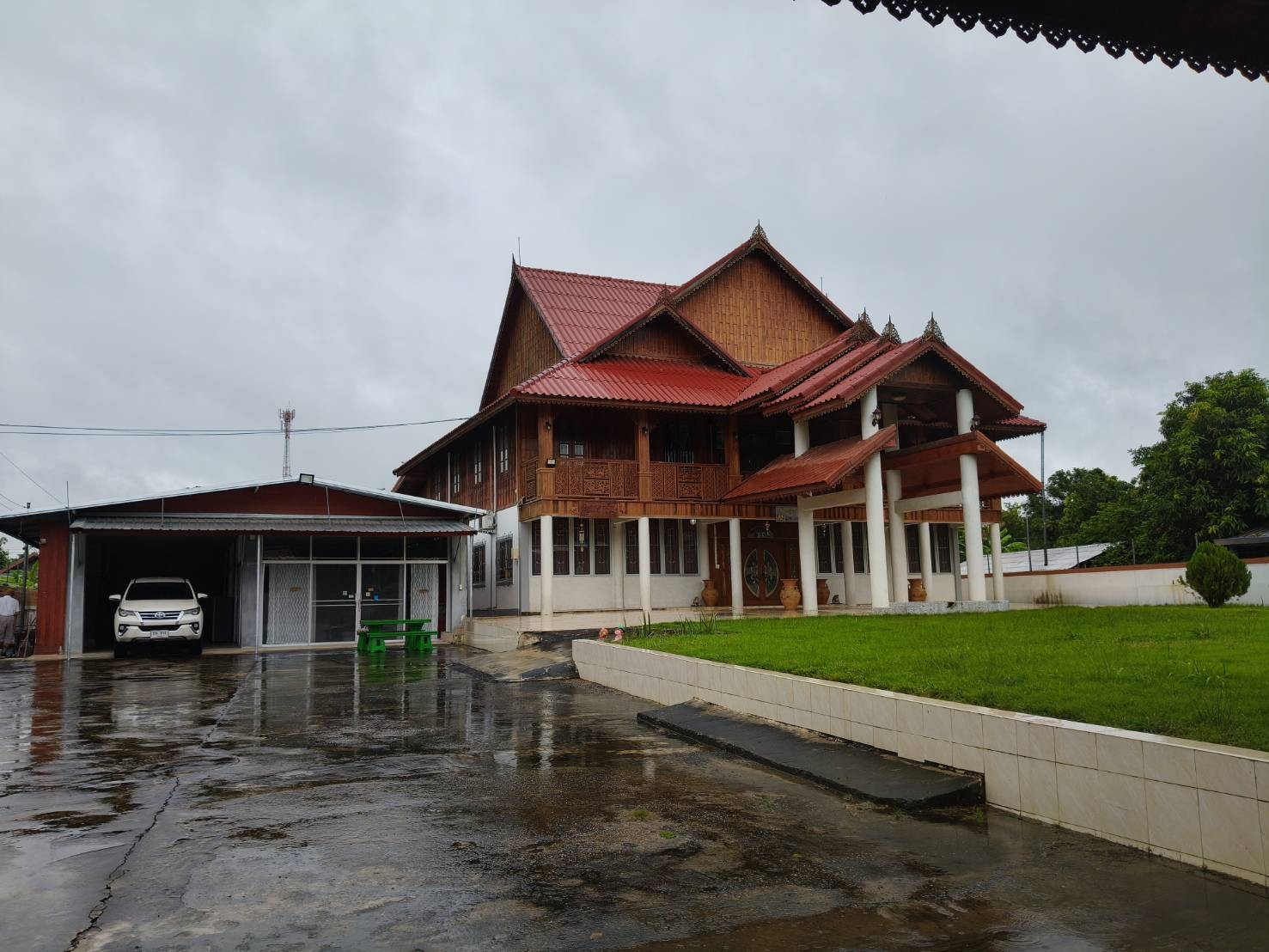 ขายบ้านไม้สัก พร้อมที่ดิน อำเภอเมือง จังหวัดร้อยเอ็ด เนื้อที่ 1 ไร่ครึ่ง