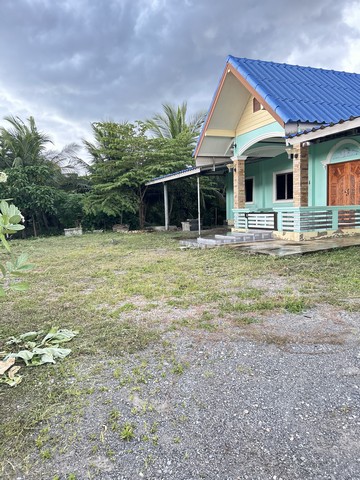 ขายบ้านพร้อมที่ดินพร้อมสวนมะพร้าวตำบลนางตะเคียน อำเภอเมืองสมุทรสงคราม เนื้อที่ 1 ไร่ 1 งาน 82 ตารางวา
