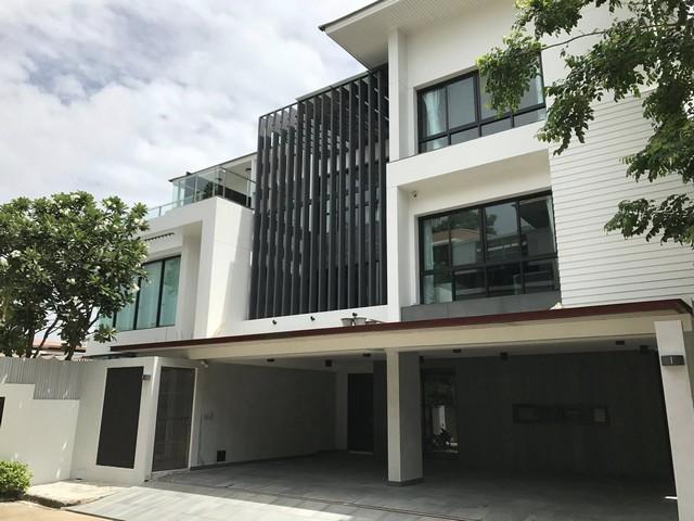 HR 9556 ให้เช่าบ้านเดี่ยว 3 ชั้น 97 ตรว. 500 ตรม. หมู่บ้านอิสระ พระราม 9 รามคำแหง 24 พร้อมสระว่ายน้ำส่วนตัว ใกล้มหาวิทยาลัยเอแบค