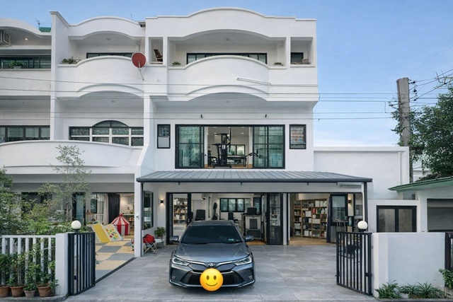 MRTลาดพร้าว 400ม.เซ็นทรัล ลาดพร้าว 1กม. 3-4นอน 8แอร์ ลาดพร้าว1-15 ให้เช่าทาวน์โฮมหลังมุม3ชั้น 52ตร.วา. 202ตร.ม.  รร.นานาชาติ KIS 3กม.