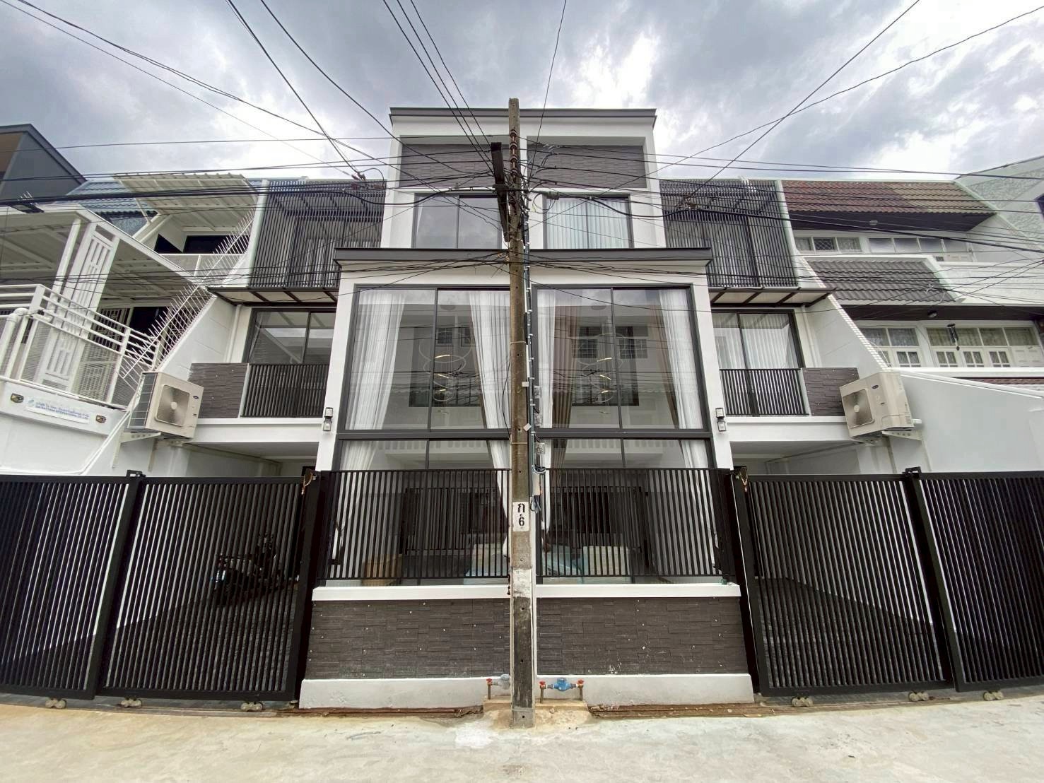 ทาวน์โฮมหรูใจกลางเอกมัย 22  ขายพร้อมผู้เช่า 85000 บาท บ้านรีโนเวทใหม่ทั้งหลัง