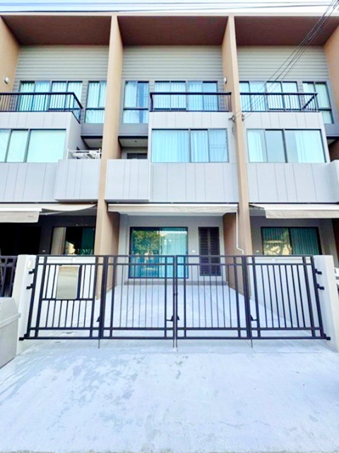 บ้านกลางเมือง ทาวน์โฮม 3 ชั้น 3 นอน 3 น้ำ รร.นานาชาติ ไบรท์ตัน กรุงเทพฯ 900 ม.ARL บ้านทับช้าง 3.5 กม.  พระราม9-กรุงเทพกรีฑา