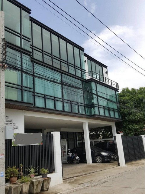 ขายโกดังโรงงานขนาดเล็ก พร้อมสำนักงาน 3 ชั้น 100 ตร.วา ย่านลาดพร้าว 101 ใกล้วัดบึงทองหลาง