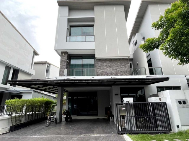 ขาย บ้านแฝด 3 ชั้น หมู่บ้านกลางเมือง คลาสเซ่ เอกมัย-รามอินทรา