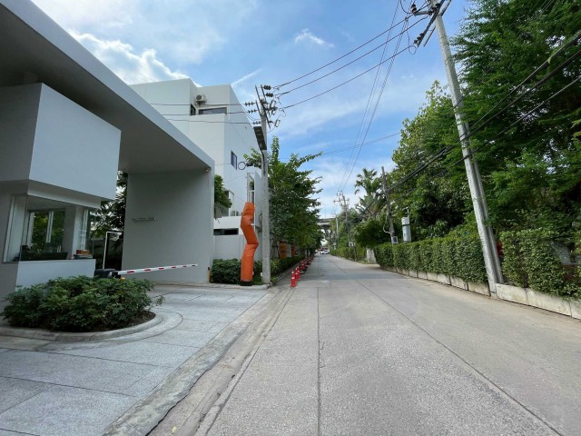 Home Office ติดถนนวิภาวดี   แขวงสนามบิน เขตดอนเมืองกรุงเทพมหานคร