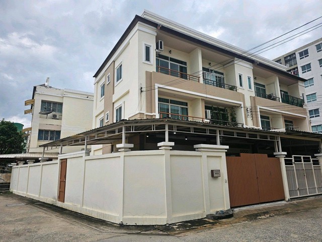 ขาย 5900000ทาวน์โฮมหลังมุม 3ชั้นพื้นที่ 42 ตร.ว. หมู่บ้านมธุลดา สุขุมวิท76