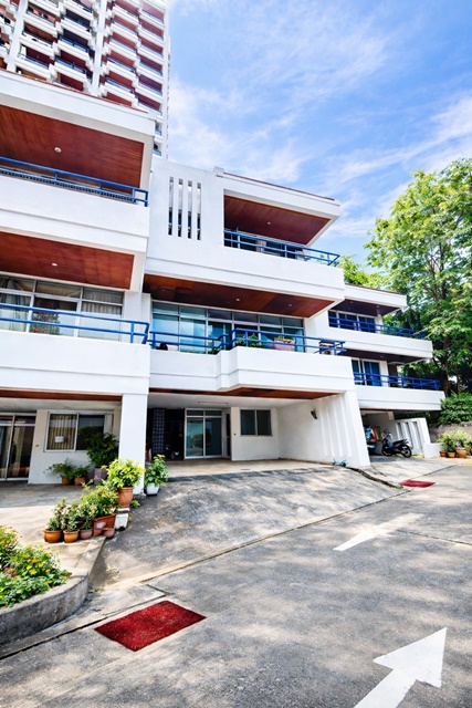 ฮาร์เบอร์ 890ม. ท่าเทียบเรือศรีราชา อาคารพาณิชย์ 4 ชั้น 5 นอน 5 น้ำ โรบินสัน ศรีราชา  24 ตร.ว. 380 ตร.ม.  ตึกคอม ศรีราชา 1.1 กม.