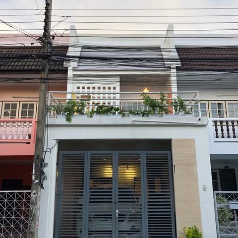 ให้เช่า หมู่บ้าน คลองจั่นวิลล่า 2 ซอยนวมินทร์ 149  2 ห้องนอน หน้าปากซอยมี 7-11 ตกแต่งสวย พร้อมเข้าอยู่