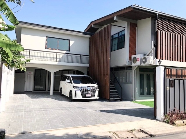 BH4192 ให้เช่าบ้านเดี่ยว 2 ชั้น ลาดพร้าว 35 บ้านหรูรีโนเวทใหม่ 6 ห้องนอน จอดรถ 8 คัน ใกล้ MRT ลาดพร้าว เหมาะสำหรับอยู่อาศัย