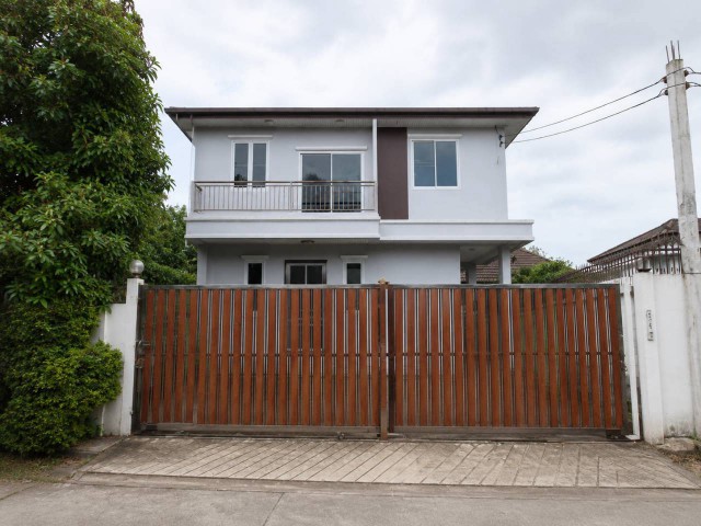 บ้านเดี่ยว 2 ชั้น สร้างเอง ซอยคู้บอน 21 ถนนคู้บอน  บ้านเปล่ารีโนเวทใหม่พร้อมอยู่ ราคาพิเศษ ใกล้รถไฟฟ้าและทางด่วน เหมาะสำหรับครอบครัวใหญ่