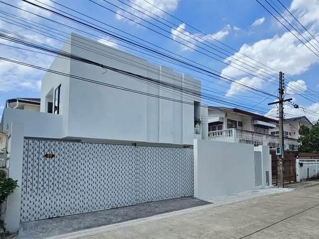 ขายบ้านเดี่ยว 2 ชั้น 50 ตร.ว. ถนนโชคชัย 4 ซอย 44 รีโนเวทใหม่ ใกล้ Central Eastville