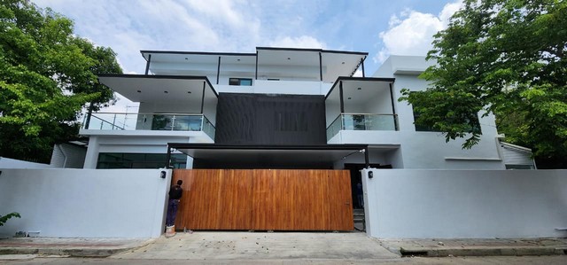 T26-900 ให้เช่า บ้าน Home office หรู 3 ชั้น 600 ตรม.ซอยสุขุมวิท 71 ปรีดีพนมยงค์26 ห้องนอน 4 ห้อง ห้องน้ำ 4 ห้อง ใกล้กับ ใกล้ BTS พระโขนง