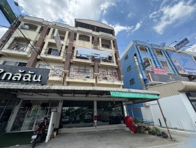 เหมาะทำออฟฟิศ คลังสินค้า และอยู่อาศัยในตัว ขายตึกแถว 4.5  ชั้น2 คูหา 32.3 ตรว. ติดถนน  ทำเลหายาก ทำธุรกิจเห็นหน้าร้านแน่นอน ราคาพิเศษ!!