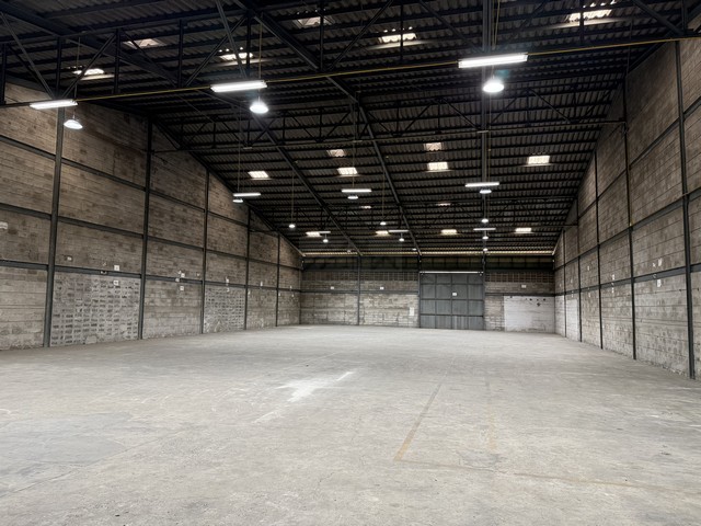 ให้เช่าโกดัง ขนาด 800 ตรม. ติดถนนบางนา-ตราด กม.11.5 ขาออก ใกล้บุญถาวร บางนา ใกล้สนามบินสุวรรณภูมิ