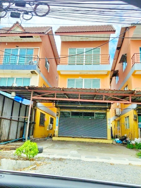 อาคารพาณิชย์  3 ชั้น  ใกล้สวนน้ำหนองจอก 900 ม. 20 ตร.ว. ราษฏร์อุทิศ ประชาร่วมใจ 3 นอน 3 น้ำ ทำเลถนนมิตรไมตรี ใกล้ตลาดหนองจอก 1.6 กม.