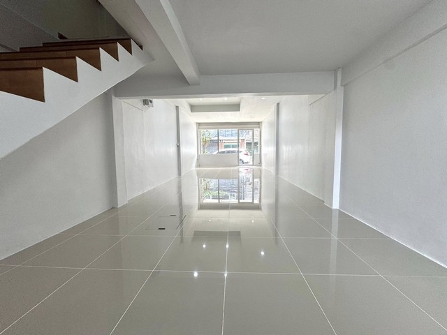 ให้เช่าตึกแถว 3.5 ชั้นไม่รวมดาดฟ้า 19 ตร.ว. ใกล้สี่แยกเหม่งจ๋าย รีโนทเวทใหม่ พร้อมอยู่ ใกล้แมคโคร เหม่งจ๋าย 500 ม.