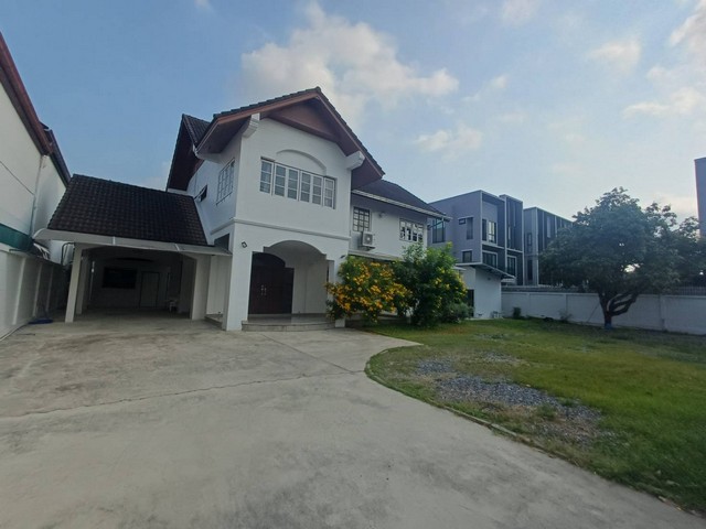 ให้เช่าบ้านเดี่ยว 2 ชั้น 208 ตร.ว. พร้อมโกดังเก็บของ ซอยลาดปลาเค้า 8 จอดรถได้หลายคัน