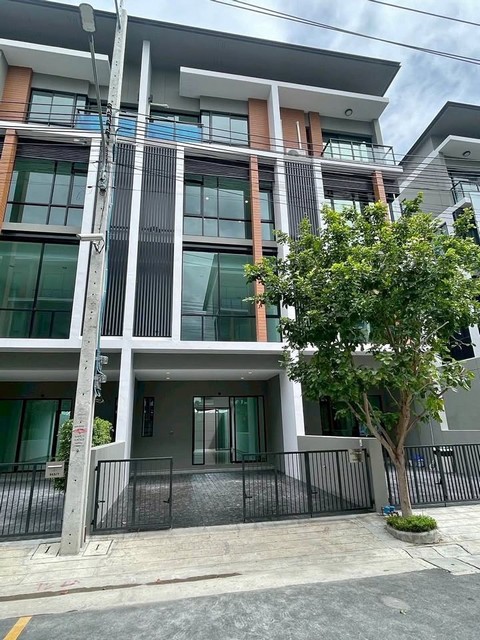 ให้เช่าทาวน์โฮม 4 ชั้น  230 ตร.ม. พรีเมี่ยม เพลส มิกซ์ นวมินทร์ Premium Place Mix ติดถนนนวมินทร์ ใกล้ Festival Walk เกษตร–นวมินทร์