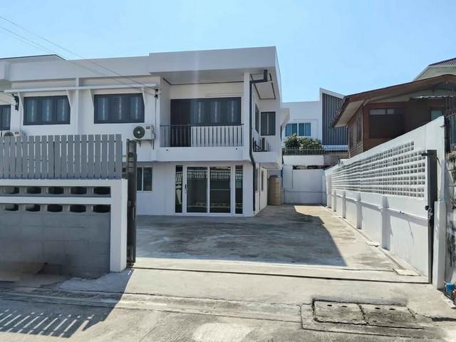 ให้เช่าบ้าน 2 ชั้น 50 ตรว. โชคชัย 4 ซอย 56 รีโนเวทใหม่ ทำเลดี แหล่งชุมชน เหมาะอยู่อาศัยและทำออฟฟิศ