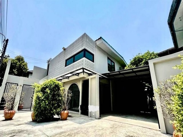 T26-983 ขาย บ้าน โฮมออฟฟิศขนาดใหญ่ 2–3 ชั้น 75 ตรว. ซอยรุ่งเรือง ใจกลางรัชดา–สุทธิสาร กรุงเทพ ห้วยขวาง    ใกล้กับ เดินถึง MRT สุทธิสารเพียง 5 นาที ชั้นทั้งหมด 3 ชั้น