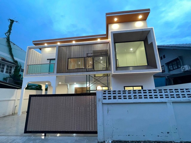ขายบ้านเดี่ยว 2 ชั้น 59 ตรว. 5 ห้องนอน ลาดพร้าว 87 ย่านเลียบด่วน รีโนเวทพร้อมอยู่ ใกล้ CDC เลียบด่วน