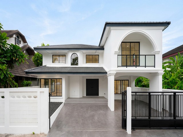 T26-817 ขาย บ้าน บ้านเดี่ยวหรู 2 ชั้น บางนาตราด ซอย 12 รีโนเวทใหม่ทั้งหลัง 80 ตร.วา ชั้นที่ 1 กรุงเทพ ใกล้กับ ใกล้ Central บางนา