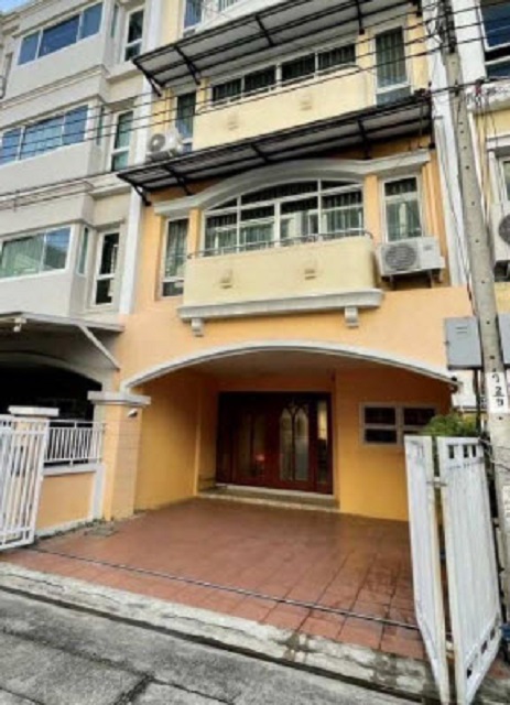 ศรีนครินทร์ 18-26 อ่อนนุช 35-41 MRT คลองกลันตัน 1 กม. ให้เช่าทาวน์เฮ้าส์ 3 ชั้น 25 ตร.วา. 300 ตร.ม  มีเฟอร์ฯครบ 3นอน 4น้ำ ธัญญะพาร์ค 1 กม.