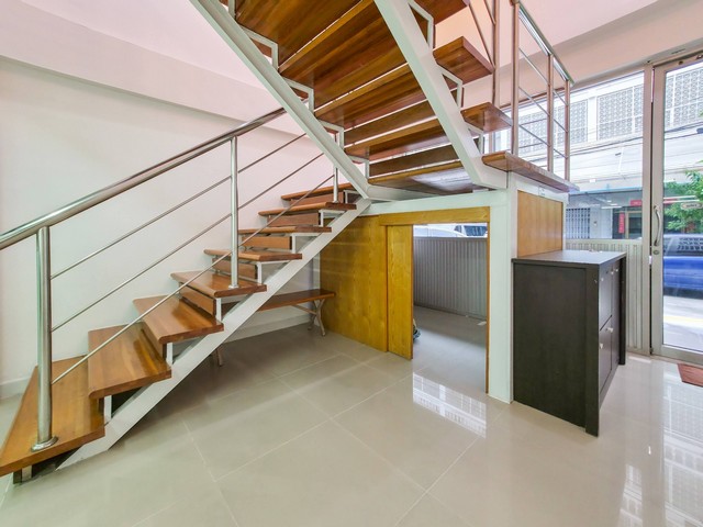 รหัสC7053 ให้เช่าพื้นที่อาคารพาณิชย์ชั้น1-2 ย่านถนนพะราม4 มีที่จอดรถ 4คัน ใกล้ BTS พระโขนง