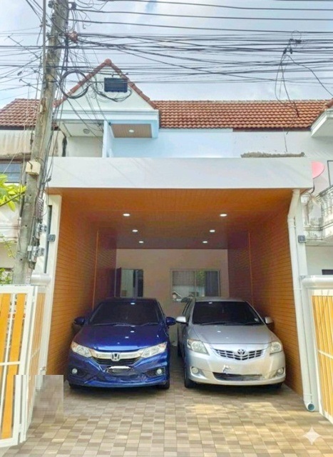 MRT วัชรพล Central EastVille4.45กม.  ให้เช่าทาวเฮ้าส์ 2 ชั้น โรงเบียร์เยอรมันตะวันแดง รามอินทรา 190ม. รร.นานาชาติกีรพัฒน์ 600 ม. 2นอน