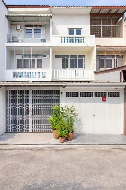 ถ.ลาดพร้าว104-113  รพ.เวชธานี 300 ม. แฮปปี้แลนด์ เดอะมอลล์บางกะปิ ทาวน์เฮาส์ 3 ชั้น 3นอน 2น้ำ 18ตร.ว.