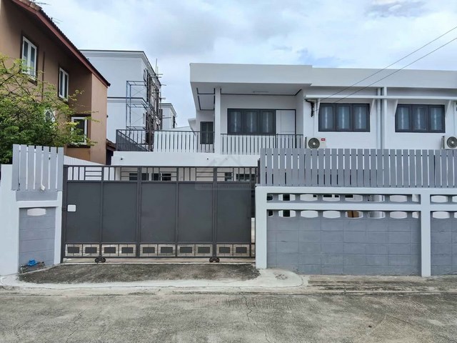 ให้เช่าบ้าน 2 ชั้น 50 ตรว. โชคชัย 4 ซอย 56 รีโนเวทใหม่ เครื่องใช้ไฟฟ้าใหม่ ทำเลดี แหล่งชุมชน เหมาะอยู่อาศัยและทำออฟฟิศ