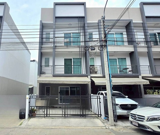 ตลาดศรีตะกล่ำ 1.3 กม. ให้เช่าบ้านทาวน์โฮม 3 ชั้น 3 นอน 3 น้ำเมกาบางนา  สวนหลวง ร.9 2.2 กม.ตลาดนัมเบอร์วัน ราม 2 1.2 กม.