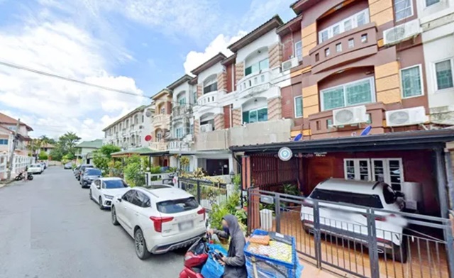 ซ.นวลจันทร์ 27-33  MRT วัชรพล 1.6กม.ให้เช่าทาวน์เฮ้าส์ 3 ชั้น 21 ตร.วา.252 ตร.ม. เดอะวอล์ค เกษตร-นวมินทร์ 1.1 กม. 4นอน 3น้ำ