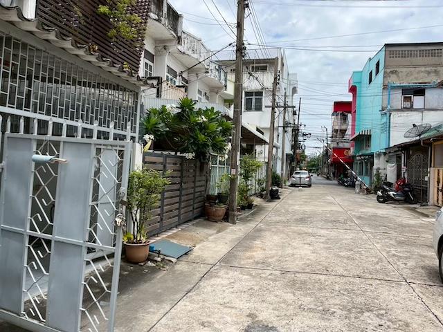 HR 6197 ให้เช่าทาวน์เฮ้าส์ 2 ชั้น ลาดพร้าว โชคชัย 4 ทำเลดี เดินถึงรถไฟฟ้าได้ เหมาะอยู่อาศัยหรือจดบริษัท