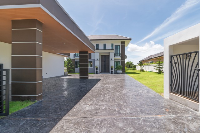 ขายวิลล่าหรูสั่งสร้าง ติดเลค หลังใหญ่ที่สุด &amp ทำเลดีที่สุดในหมู่บ้าน ราคาพิเศษ 36.9 ล้านบาท