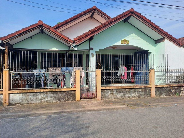 ขายด่วน บ้านพร้อมที่ดิน 108 ตารางวา  หมู่บ้านลาวัลเสถียร  เเกลง ระยอง  ติดถนนในหมู่บ้าน  ZTK210