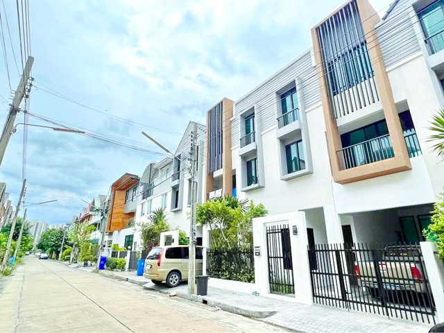 ถ.ติวานนท์ แจ้งวัฒนะ อิมแพ็ค เมืองทองธานี 900 ม. ทาวน์โฮม 3ชั้น   3นอน 3 น้ำ19 ตร.วา. 220 ตร.ม.  สำนักงานที่ดิน ปากเกร็ด 2 กม.