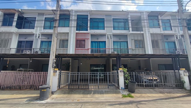 ทาวน์เฮาส์ เดอะเมโทร พัฒนาการ ศรีนครินทร์ ใกล้กับ พัฒนาการ 3600000 B. 3 Bedroom 3 BR ขนาด = 19 ตาราง.วา โครตคุ้ม