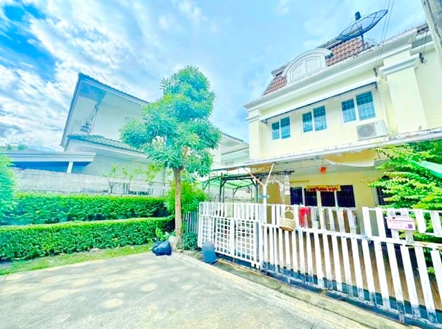 นวลจันทร์54-58 นวมินทร์ 161-165 เลียบด่วนรามอินทรา ทาวน์โฮม 2 ชั้น หลังมุม กว้าง 5.5 เมตร  3นอน 2 น้ำ 32ตร.วา.380 ตร.ม. พร้อมเฟอร์ฯ